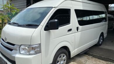 Kelebihan Rental Mobil Toyota Hiace ,Industri rental mobil terus berkembang seiring dengan kebutuhan transportasi yang beragam. Salah satu mobil yang banyak diminati dalam layanan rental adalah Toyota Hiace. Dikenal sebagai mobil komersial yang handal, Hiace menawarkan sejumlah kelebihan dibandingkan dengan mobil komersial lainnya.