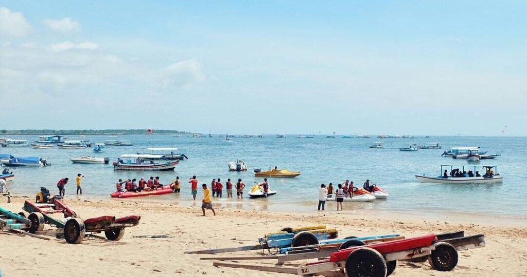 Pantai Tanjung Benoa merupakan salah satu destinasi wisata yang terkenal Bali. Terletak di sudut tenggara pulau, Tanjung Benoa menawarkan panorama alam yang memukau serta suasana yang tenang.